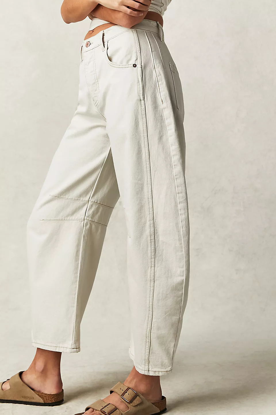 Women's Mid-Rise Washed Barrel-Leg Jeans with Knee Seam Detail