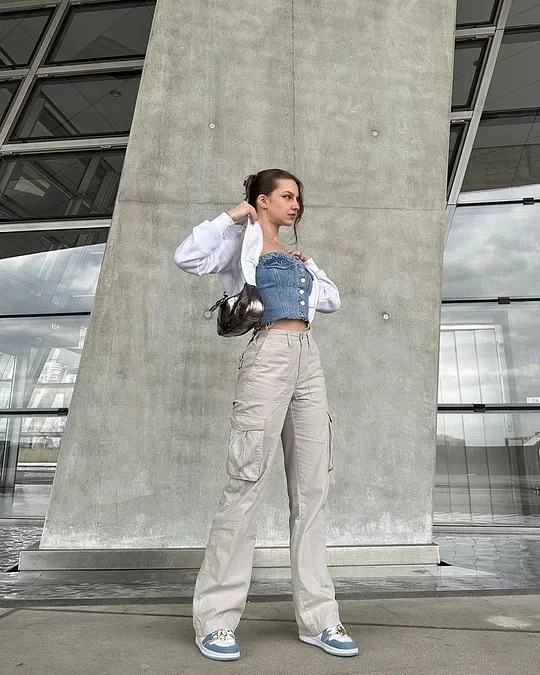Women’s Wide-Leg Cargo Trousers with Utility Pockets